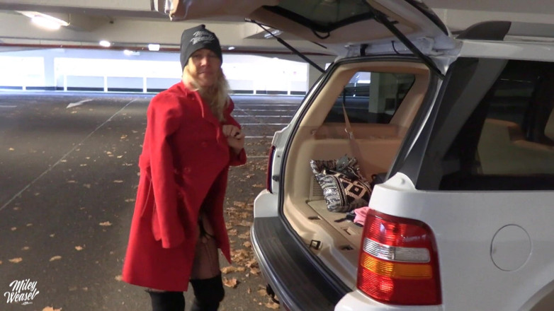 Miley Weasel: Nadržená blondýnka šuká Hunk Hunk ošukaná na parkovišti