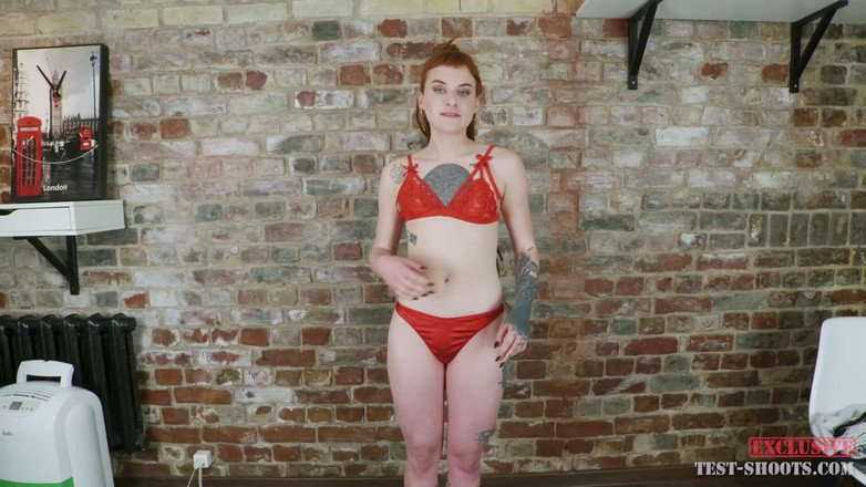 Test-Shoots: Emo tatuerad tonåring Bryla i intervju med naken videogjutning