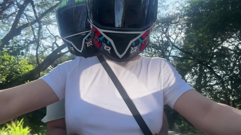 Sweetfantasy131: Recogí a un cliente Didi sin sujetador y se dio...