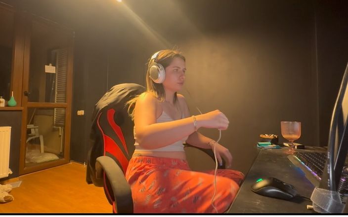 fartingclub01: Schattige blondine scheten latend op gamestoel