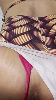 Una ragazza miLF aveva il culo allungato da un uomo con un pene molto grande.