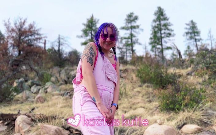 Kactus kutie: おっと！ハイキング中にピンクのオーバーオールでおしっこをしました
