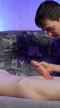 Mamada en la webcam en vivo: twinks Matty y Aiden chupan y corren en línea