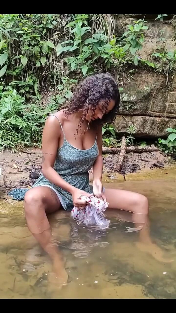 Nati Roza: Une belle petite latina se lave des vêtements dans le...