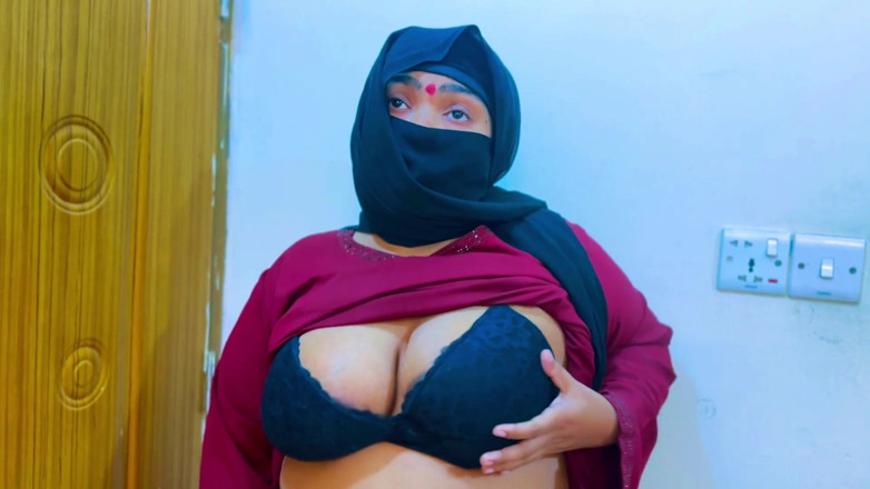 Aria Mia: Servitoare sexy se bucură de sex după muncă la birou -...