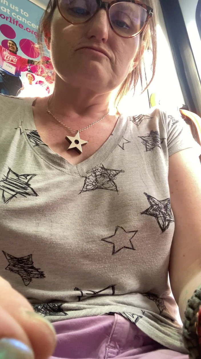 MistressWriggler: चूत और प्यूब परिवहन में खेलते हैं, मेरी उंगलियों से जोरदार गंध आती है!