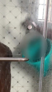 Můj ebenový ebenový fit chlap dostal jeho zadek rozbitý v koupelně tak tvrdě