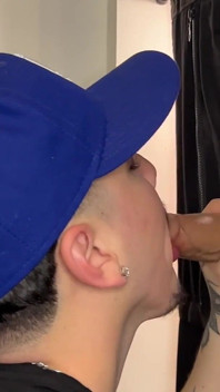 큰 자지의 영광의 구멍을 빨아주는 Gloryhole Bro Homie