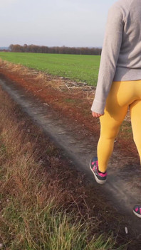 Dar yoga pantolonlu kadınlar açık havada yürüyor