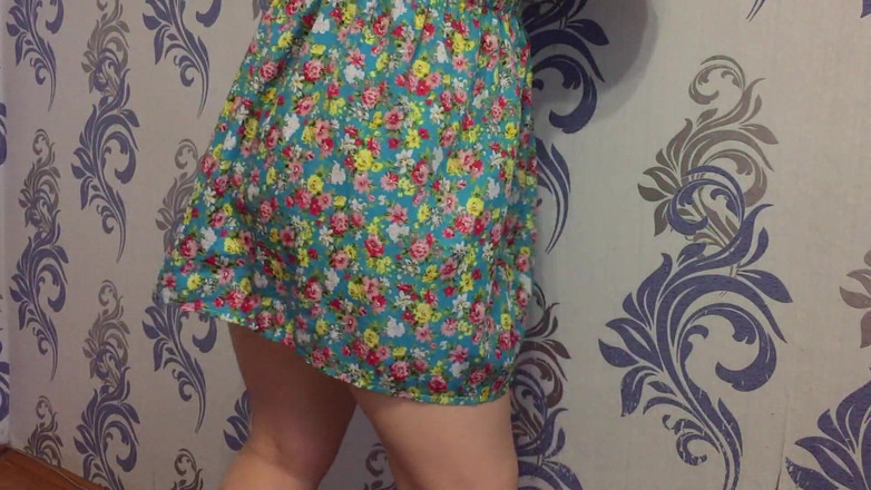 Lux Eva: Alice pamer tubuhnya di depan webcam.
