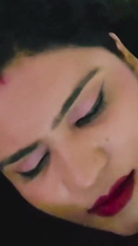 Spălătorul a futut-o pe bhabhi, făcând-o să țâșnească și i-a băgat pula groasă în gură; A futut-o pe nesătula Alka Bhabhi