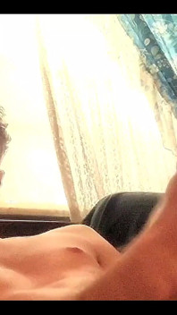 彼が帰宅する前にルームメイトのベッドでオナニーする