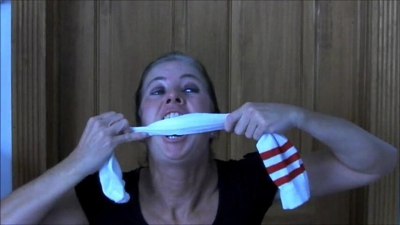 Selfgags classic: Milf corredora auto amordazada con sus propias bragas sudorosas!