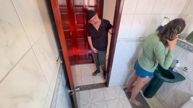 Victor SweetCoupleStories: Banyoda üvey kız kardeşine sürtünerek boşalıyor