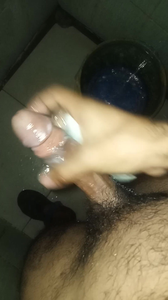 Cute boy jerks off: Effeminate guy blir viral efter att han runkade av