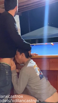 Du dạo với Twink Nalgon thụ động xinh đẹp ngoài trời và làm đầy đuôi cô ấy bằng tinh dịch