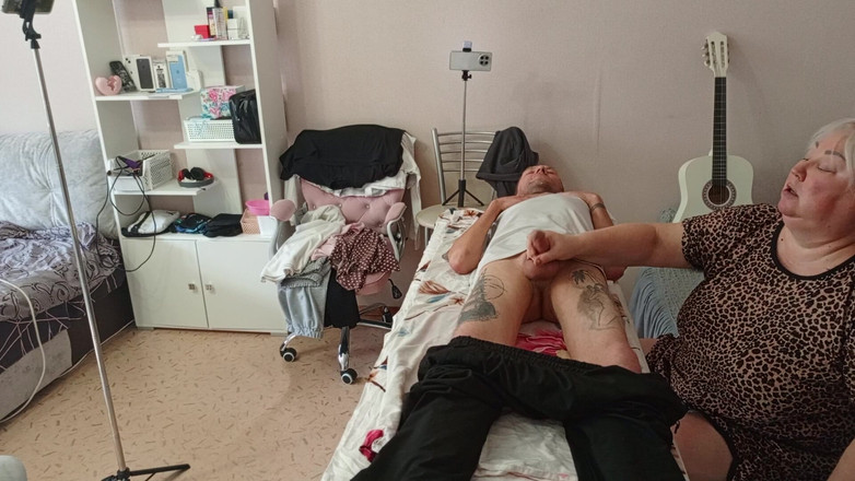 Zona901: Ma belle-mère suce et branle ma bite sur la table...