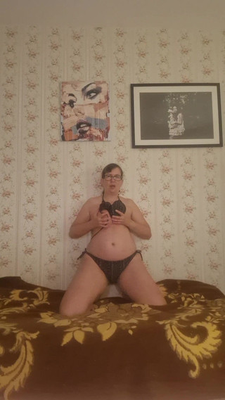 QueenJoo: MILF se desnuda y se masturba hasta el orgasmo