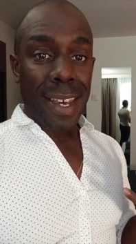 一个绿帽男乞求我操他的妻子并被羞辱