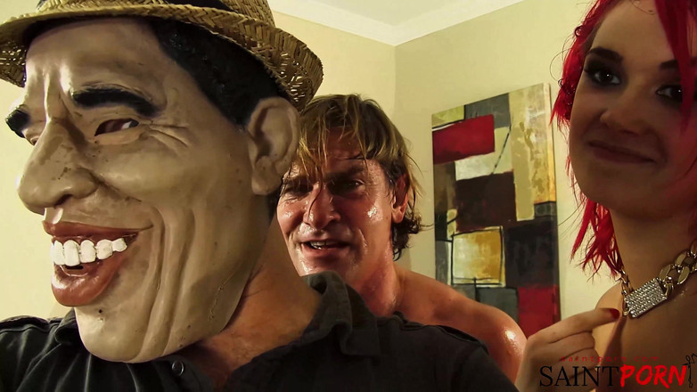 SaintPorn: Siri 的 32hh 奶子被性交和吮吸