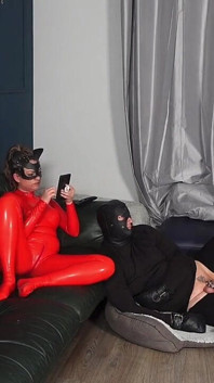 Latex-catsuit-schweiß