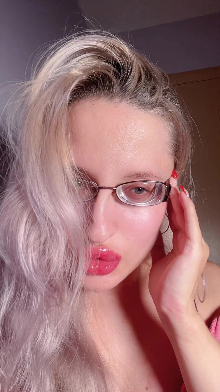FinDom Goaldigger: Ваша дружина - це ніщо, тому що ти закоханий у воротаря Findom. Ритуал надрочування у великих товстих окулярах і червоних великих губах.