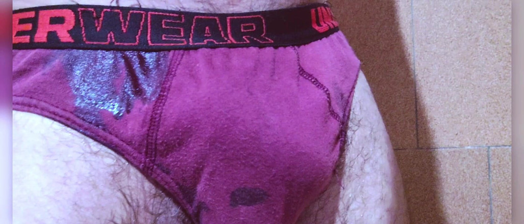 Stink HairyMale: en sous-vêtements rouges