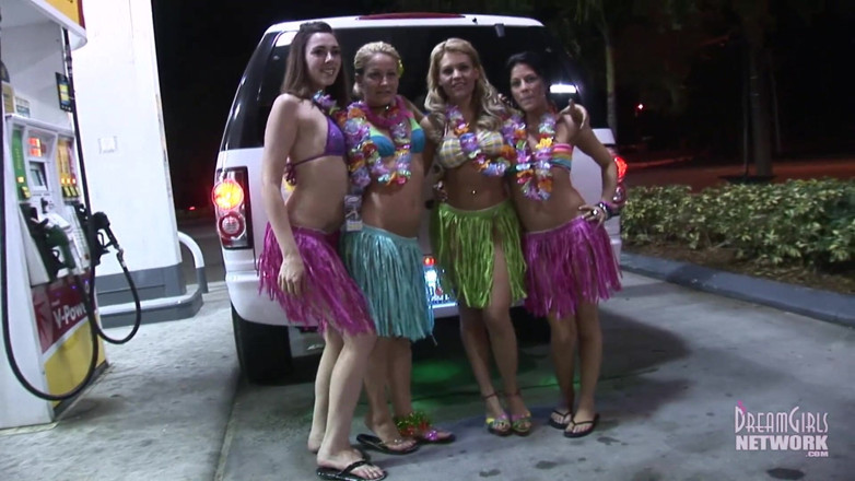 Dream Girls: Luau için giyinmiş parti kızları limuzinde soyunuyor