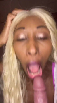 La bionda succhia il cazzo/dildo meglio di altre ragazze?