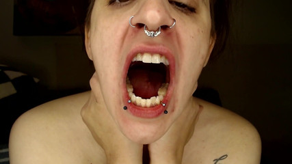 Abby Anna: Piercing ile büyük ağız turu