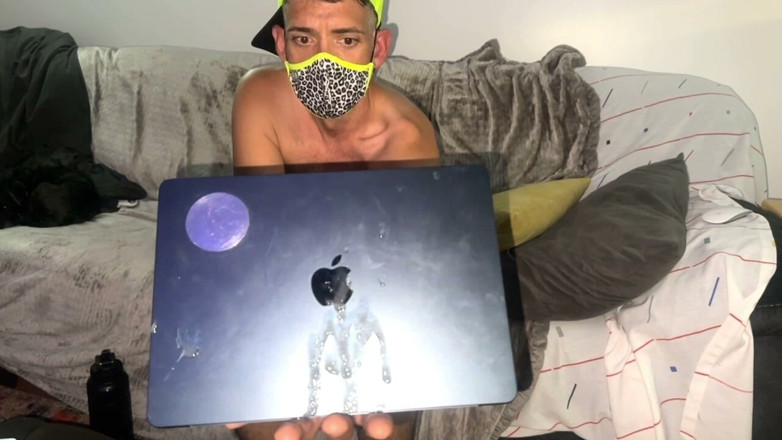 Maximus X: Laptop Cumshot