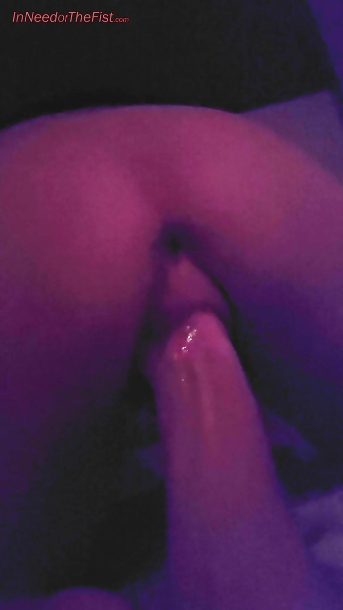 In Need of the Fist: 暗闇の中で私の捻出された腫れたマンコでVの拳に乗る