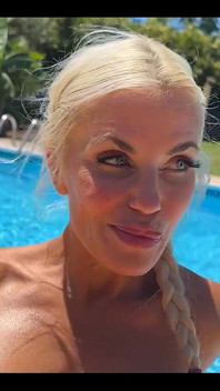 Tatiana Steele com cinta-caralho fode Lora Cross à beira da piscina