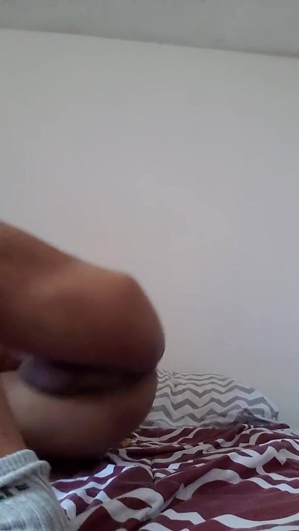 trebol_Jess: Bruna nuda che gioca con il suo pene e con...