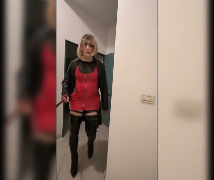 Chatuser: Walk in Parking House, Blonde in Overknee Boots, Red Pvc...