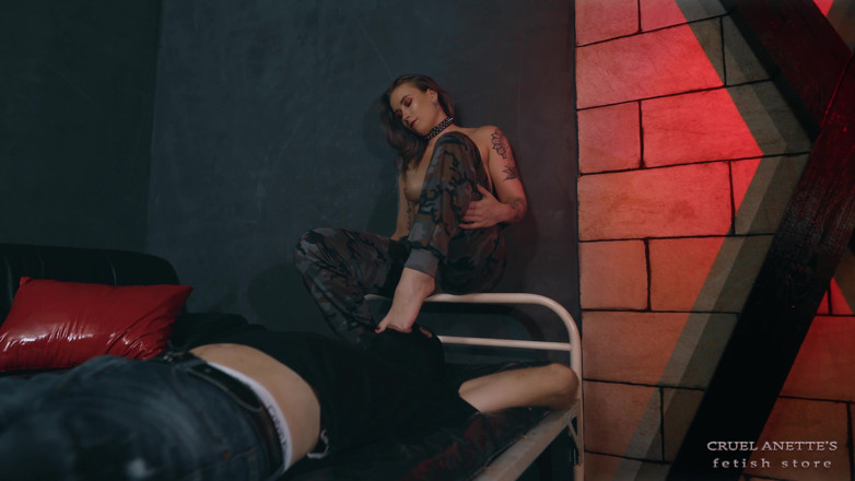 Cruel Anettes fetish world: Obligatorisch füße runter