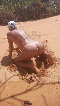 Ladysilva desnuda en la playa ven a follar mi culo bronceado caliente