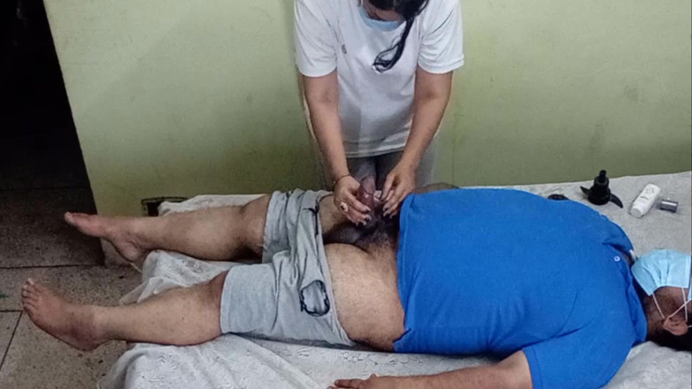 aliabegum: O asistentă țâțoasă ajută pacientul pe biroul clinicii - adânc în gât și călărire