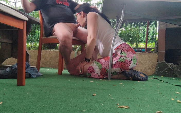 Toilet Mommy: Hausfrau lutscht großen schwanz unter dem tisch