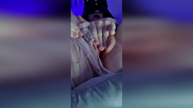 March Foxie: Close up quick masturbation