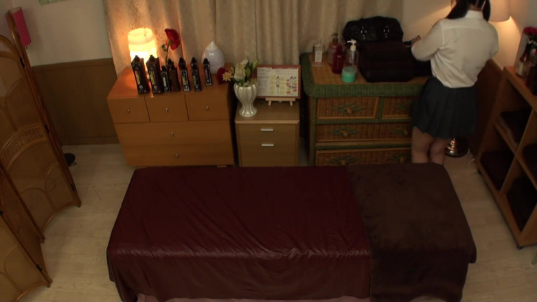 Strix: Esta é a história de uma jovem de uniforme se rendendo...