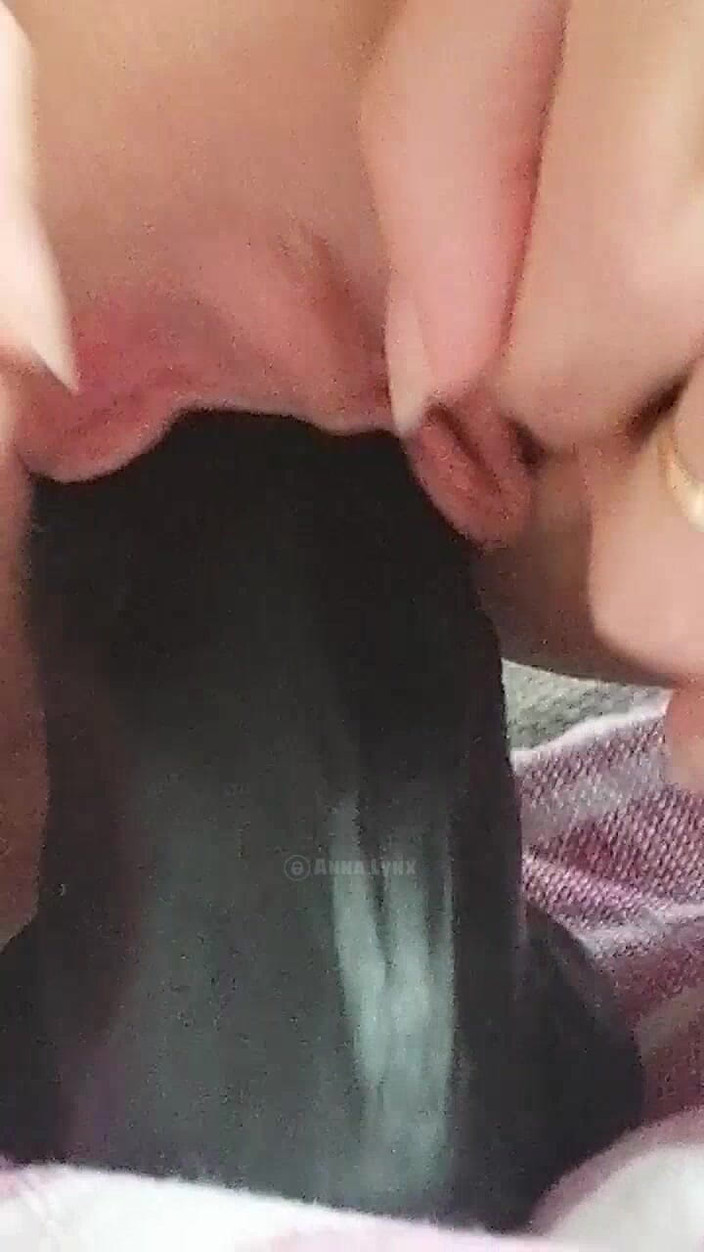 Anna Lynx: Rider tjock svart dildo i röd underkläder