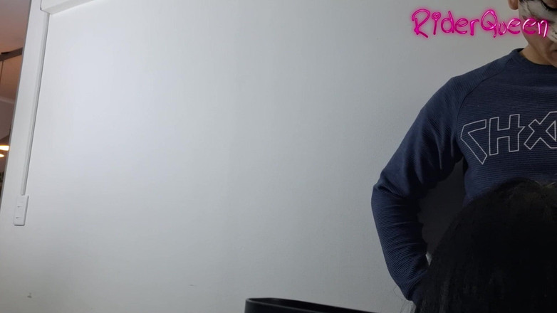 Riderqueen: Stiefmutter teilt Bett, Stiefsohn – Video für Fans MILF BBW