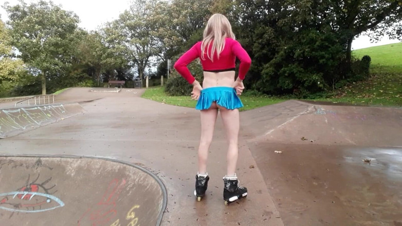 The Midnight Minx: Skate park khoe hàng và lắc lư