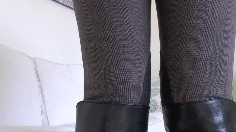 Lady Victoria Valente: Lecca le mie suole dello stivale pulisci con la tua...