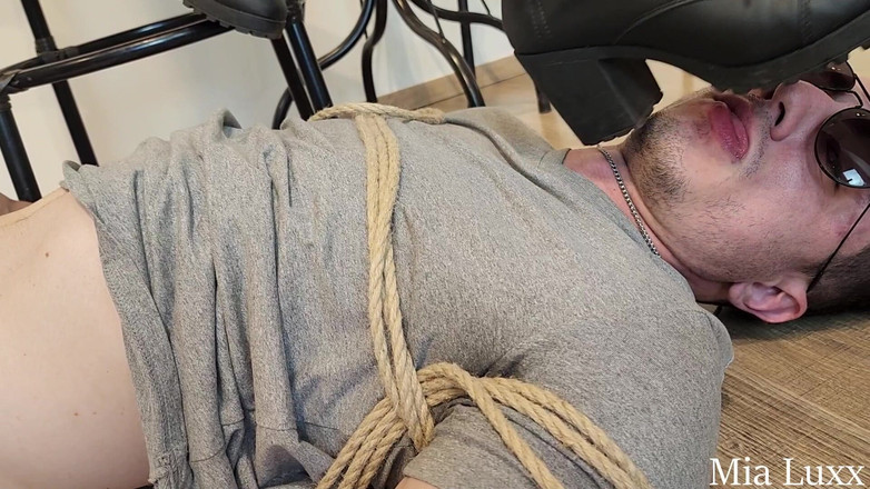 Mia luxx: Pegando las pelotas y lamiendo semen - vaquera Mia Luxx patea...