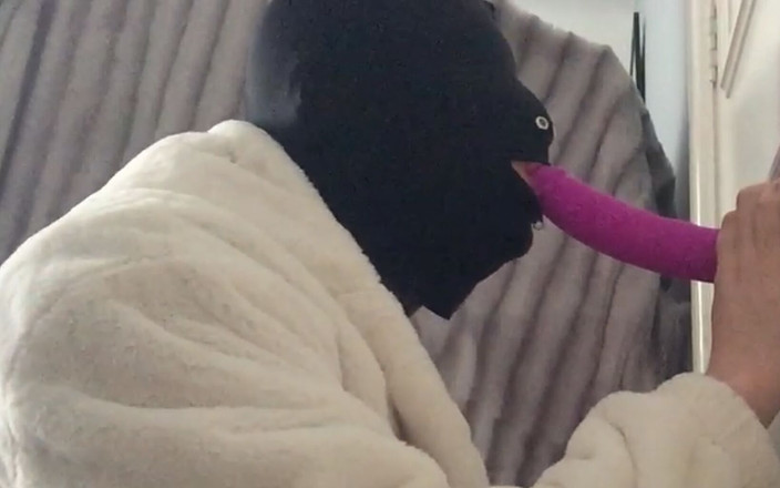 KezzaFurCoat: Thổi kèn trong chiếc áo khoác lông thú giả màu trắng...