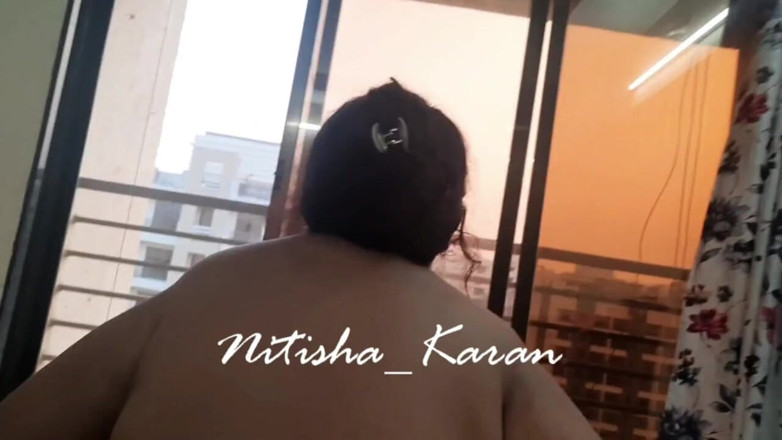 Karan Nitisha: Vägsidan topless vågar med lite trafiik i bakgrunden