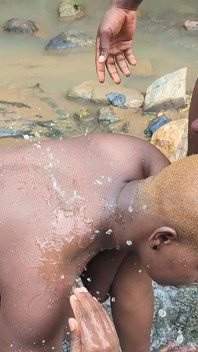 Büyük memeli orta yaşlı seksi kadın köy deresinde sikimi istedi ve onu bir kaltak gibi aldı