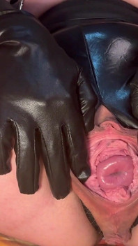Zelfonderzoek, baarmoederhalsshow, vuistneuken, speculum, pissen, spuiten in medische handschoenen